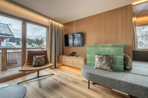 ein Wohnzimmer mit einem Sofa und einem Balkon in der Unterkunft Haus Elisabeth in Obergurgl