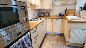 Una cocina o cocineta en Periwinkle Cottage