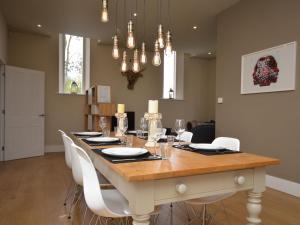 a dining room with a table with white chairs at 2 bed in Alford 42581 