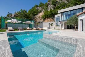 Luxury Villa Karmen* * * * * with pool & spa zone tesisinde veya buraya yakın yüzme havuzu