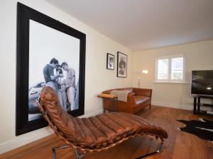 een woonkamer met een grote foto aan de muur bij 3 Bed in Tetbury 44955 in Tetbury