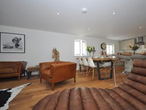 a living room with a couch and a dining room at 3 Bed in Tetbury 44955 in Tetbury