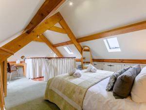 1 dormitorio con 2 camas en un ático en 2 Bed in Crickhowell 42920, en Llangattock