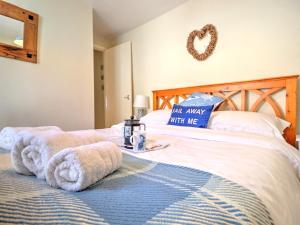 a bedroom with a large bed with a wooden headboard at 2 Bed in Appledore SALSP in Appledore