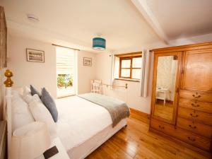 - une chambre avec un lit blanc et une fenêtre dans l'établissement 1 bed in Wedmore 51341, à Chapel Allerton