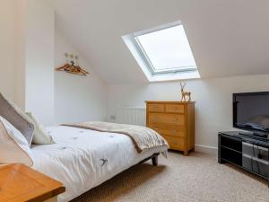 a bedroom with a bed and a flat screen tv at 3 Bed in Looe 51029 in Saint Cleer