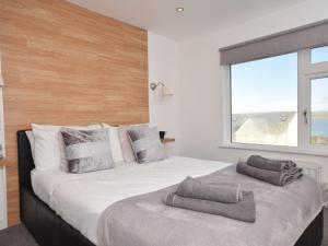 a bedroom with a large bed with a window at 4 Bed in Appledore 55573 in Appledore