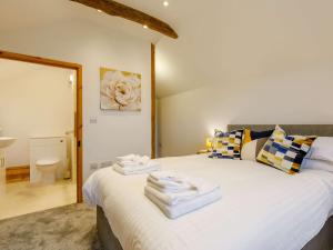 um quarto com uma cama com toalhas em 2 Bed in Umberleigh 54354 em Atherington