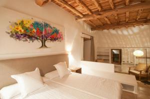 Un pat sau paturi într-o cameră la Ibiza Holliday Villa Harmony