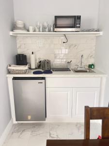 eine Küche mit einer Spüle und einer Mikrowelle in der Unterkunft Studio Apartment By Pmi Edgewood in Fort Lauderdale