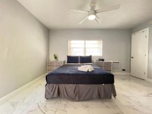 1 dormitorio con 1 cama y ventilador de techo en Studio Apartment By Pmi Edgewood, en Fort Lauderdale