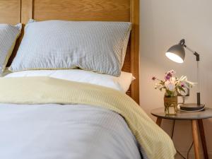 a bedroom with a bed and a table with a lamp at 1 bed property in Ilfracombe 56262 in Ilfracombe