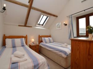 2 letti in una camera con 2 finestre di 2 bed in Bude CORYW a Morwenstow