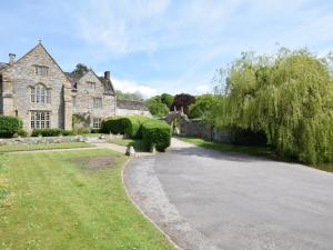 a driveway in front of a large stone house at 2 Bed in Cerne Abbas BRAMC in Cerne Abbas