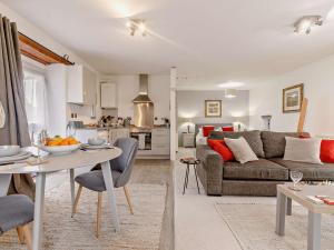 ein Wohnzimmer mit einem Sofa und einem Tisch in der Unterkunft 1 Bed in Tavistock HIGHM in Marytavy
