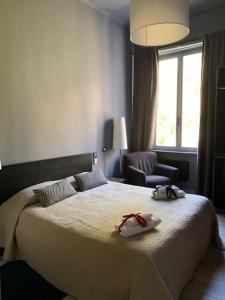una camera d'albergo con due letti e una finestra di Corridoni Suites a Pisa