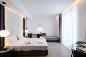 Postel nebo postele na pokoji v ubytování EcoHeaven Suites
