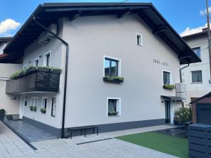 科巴里德Apartment Aria的白色的房子设有窗户和阳台