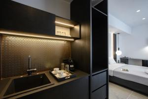 Postel nebo postele na pokoji v ubytování EcoHeaven Suites