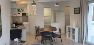 a kitchen with a table and chairs in a room at location saisonnière in Pierrevert