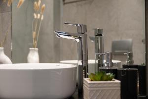 Koupelna v ubytování EcoHeaven Suites