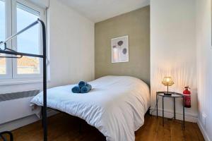 LambersartにあるPetite Maison Charmante au Calmeのベッドルーム1室(青い動物のベッド1台付)