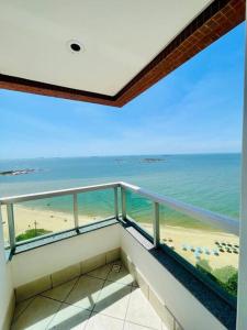a balcony with a view of the beach and the ocean at 2 Quartos Frente Mar em Itapuã in Vila Velha