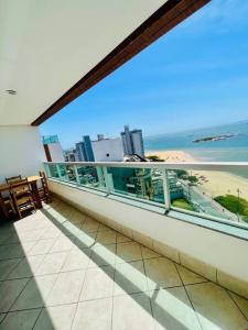 balcón con vistas a la playa y al océano en 2 Quartos Frente Mar em Itapuã, en Vila Velha