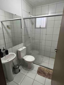 a bathroom with a shower and a toilet and a sink at Casa de 2 quartos toda mobiliada in Brasilia