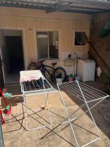 two folding chairs in a garage with a bike at Casa de 2 quartos toda mobiliada in Brasilia
