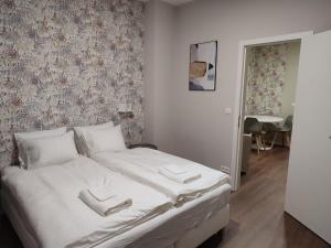 een slaapkamer met een bed met witte lakens bij Leeuwerik studio in Antwerpen