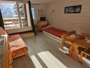 Forest des BaniolsにあるAppartement Orcières Merlette, 1 pièce, 6 personnes - FR-1-262-89のベッド1台とテーブルが備わる部屋