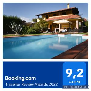 un collage de dos fotos de una casa y una piscina en Casa Rosaria, en Vezzano Ligure