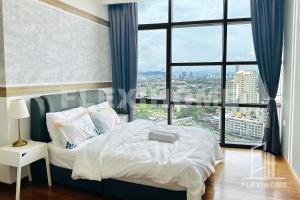 ein Schlafzimmer mit einem Bett und einem großen Fenster in der Unterkunft 1-5 Guests, 2BR Family Home, Azure Residences PJ-Beside Paradigm Mall - Flexihome MY in Petaling Jaya