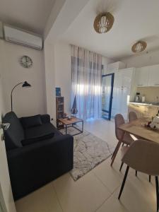 ein Wohnzimmer mit einem Sofa und einem Tisch in der Unterkunft J&A Apartman in Jagodina