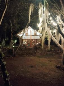 una cabaña de madera en el bosque por la noche en CABAÑA MÁGICA CUCUNUBA en Cucunubá