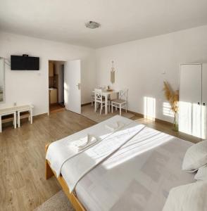 Postel nebo postele na pokoji v ubytování Apartmani Vidakovic