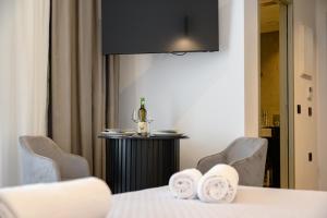 Postel nebo postele na pokoji v ubytování EcoHeaven Suites