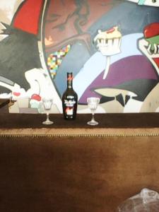 アテネにあるFrank Sinatra Apartmentのワイン1本とグラス2杯