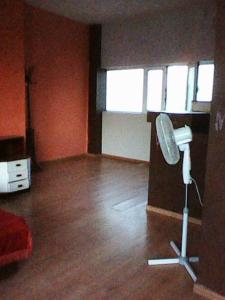 ein leeres Zimmer mit einem Ventilator auf dem Boden in der Unterkunft Frank Sinatra Apartment in Athen