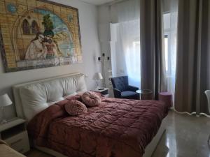 um quarto com uma cama e um quadro na parede em Ruggero Settimo Gallery em Palermo