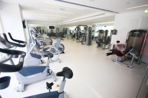 um ginásio com várias passadeiras e máquinas de cardio em New Stylish 1 BD in West Avenue Marina em Dubai