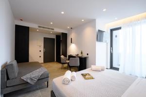 una camera con letto, sedia e tavolo di EcoHeaven Suites ad Amoudara Herakliou