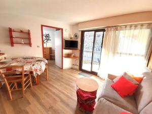 ein Wohnzimmer mit einem Sofa und einem Tisch in der Unterkunft Appartement Saint-Lary-Soulan, 2 pièces, 6 personnes - FR-1-457-144 in Saint-Lary-Soulan