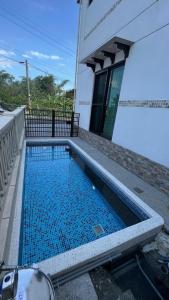 una pequeña piscina frente a un edificio en 莫民宿 MO Homestay, en Yuanshan