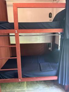Двухъярусная кровать или двухъярусные кровати в номере Nest Jungle