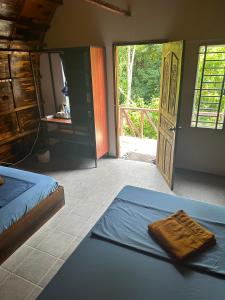 una camera da letto con un letto e una porta aperta di Nest Jungle a Phumĭ Kâoh Rŏng