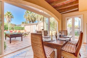 jadalnia ze stołem i krzesłami na patio w obiekcie Villa Casa de Lago by Villa Plus w Playa de Muro