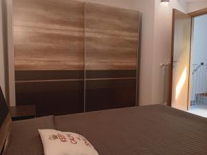 - une chambre avec un lit et une douche en verre dans l'établissement Appartamento al Globo, à Busnago