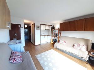 a living room with a couch and a kitchen at Appartement Saint-Lary-Soulan, 2 pièces, 4 personnes - FR-1-457-303 in Saint-Lary-Soulan